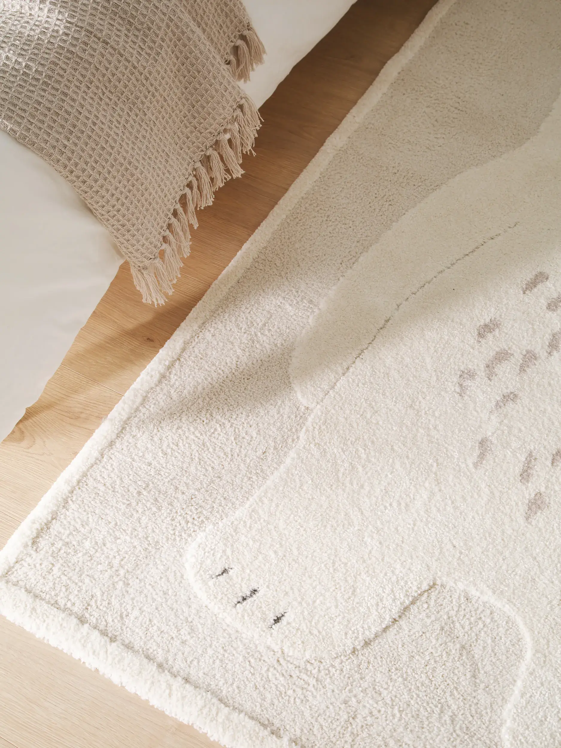 Tappeto di 60% Polipropilene, 40% Poliestere in Beige con pelo alto 60% Polipropilene, 40% Poliestere da Lytte