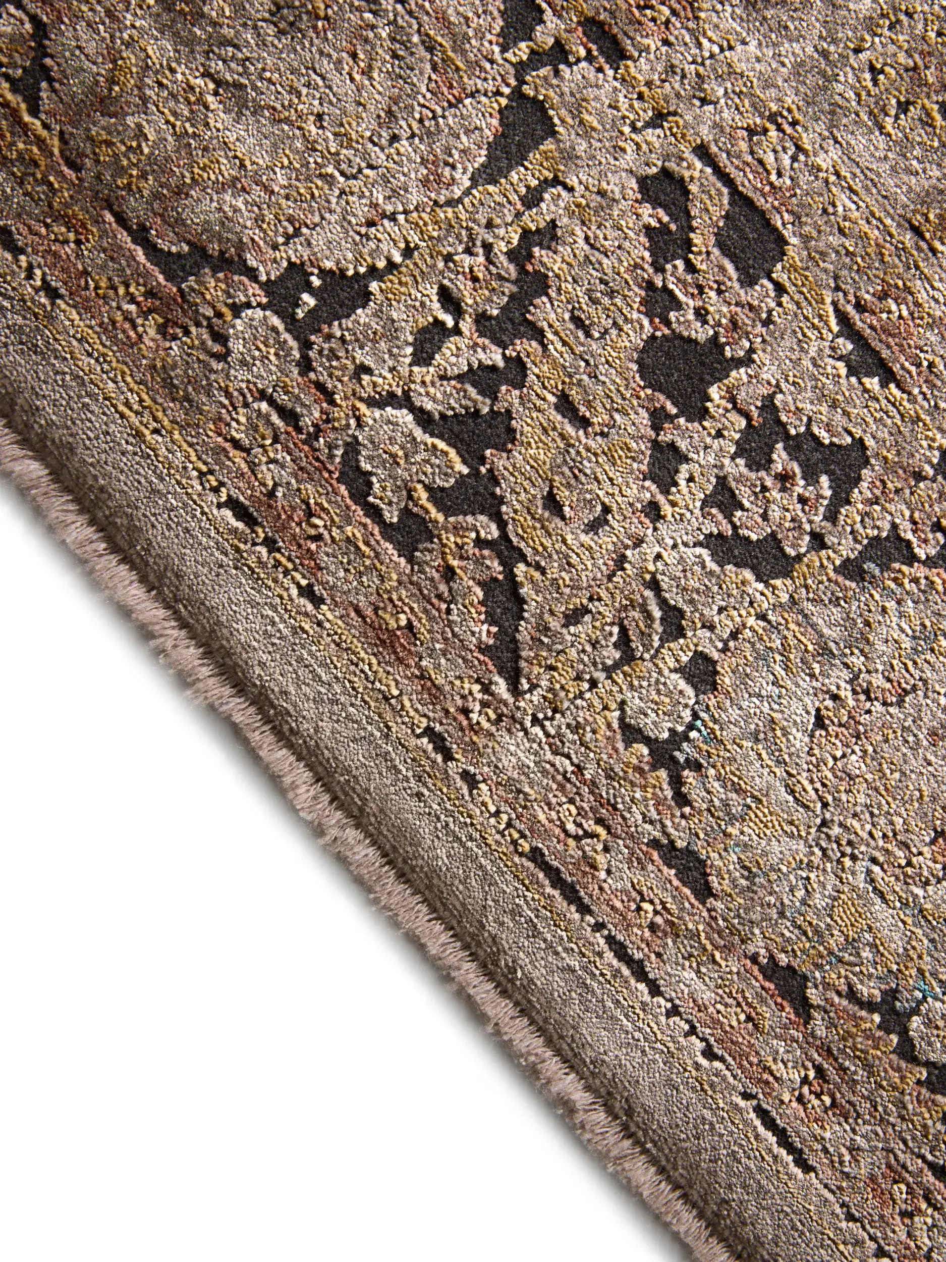Teppich aus 56% Viskose, 30% Polyester, 14% Polyacryl in Braun mit 56% Viskose, 30% Polyester, 14% Polyacryl hohem Flor von benuta Finest
