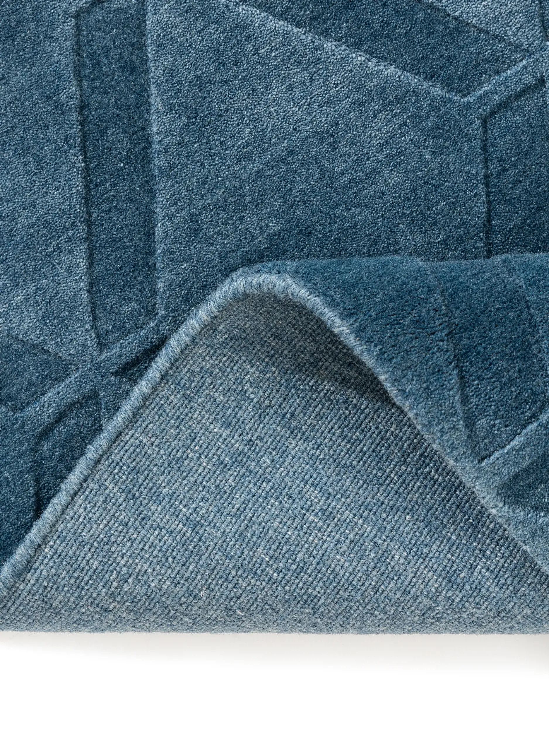 Teppich aus 50% Wolle, 50% Viskose in Blau mit 50% Wolle, 50% Viskose hohem Flor von benuta Finest