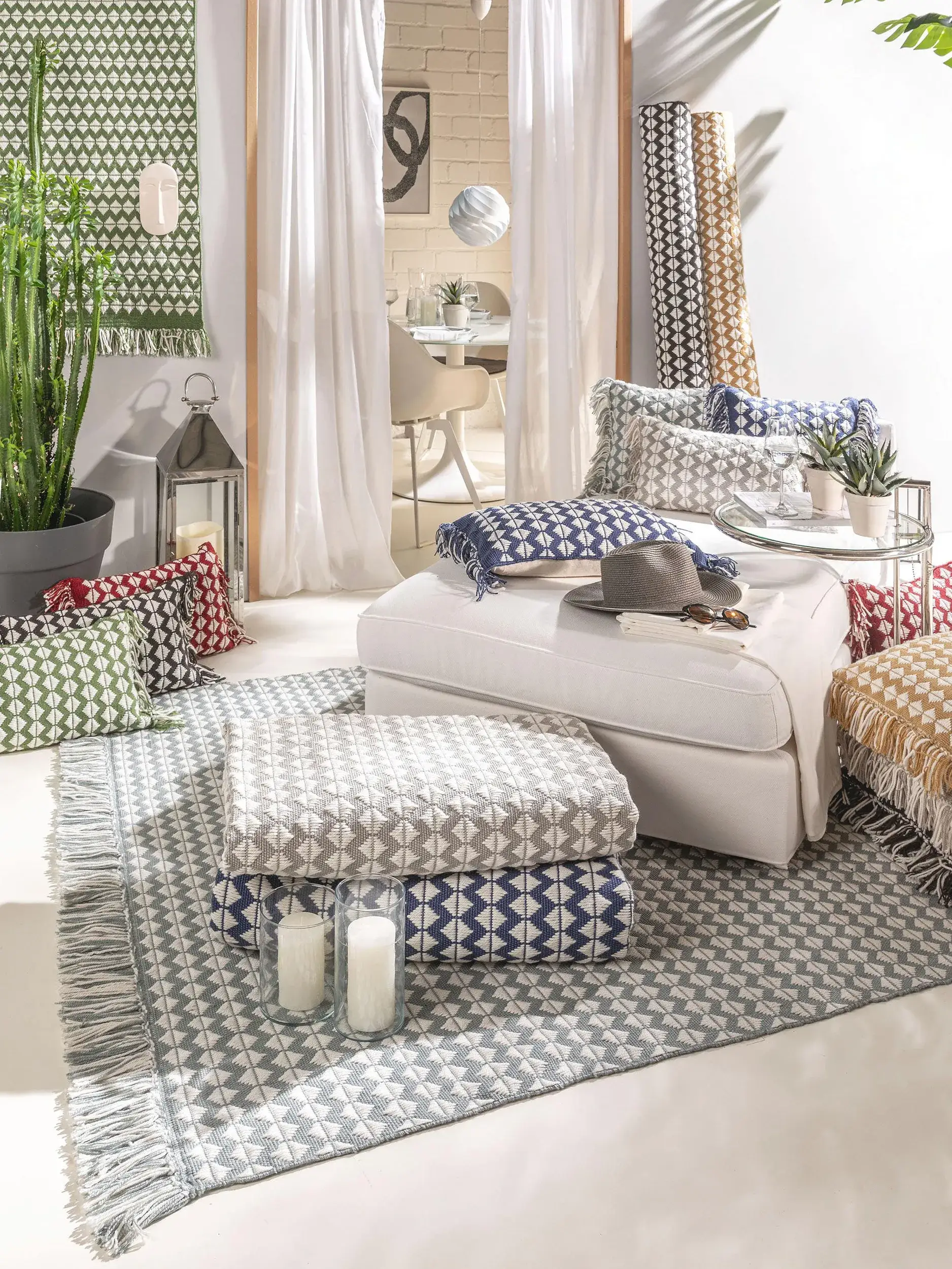 In- & Outdoor Kissen Morty Schwarz/Weiß im Design Geometrisch aus 100% Polyester (recyceltes PET) von benuta Pure