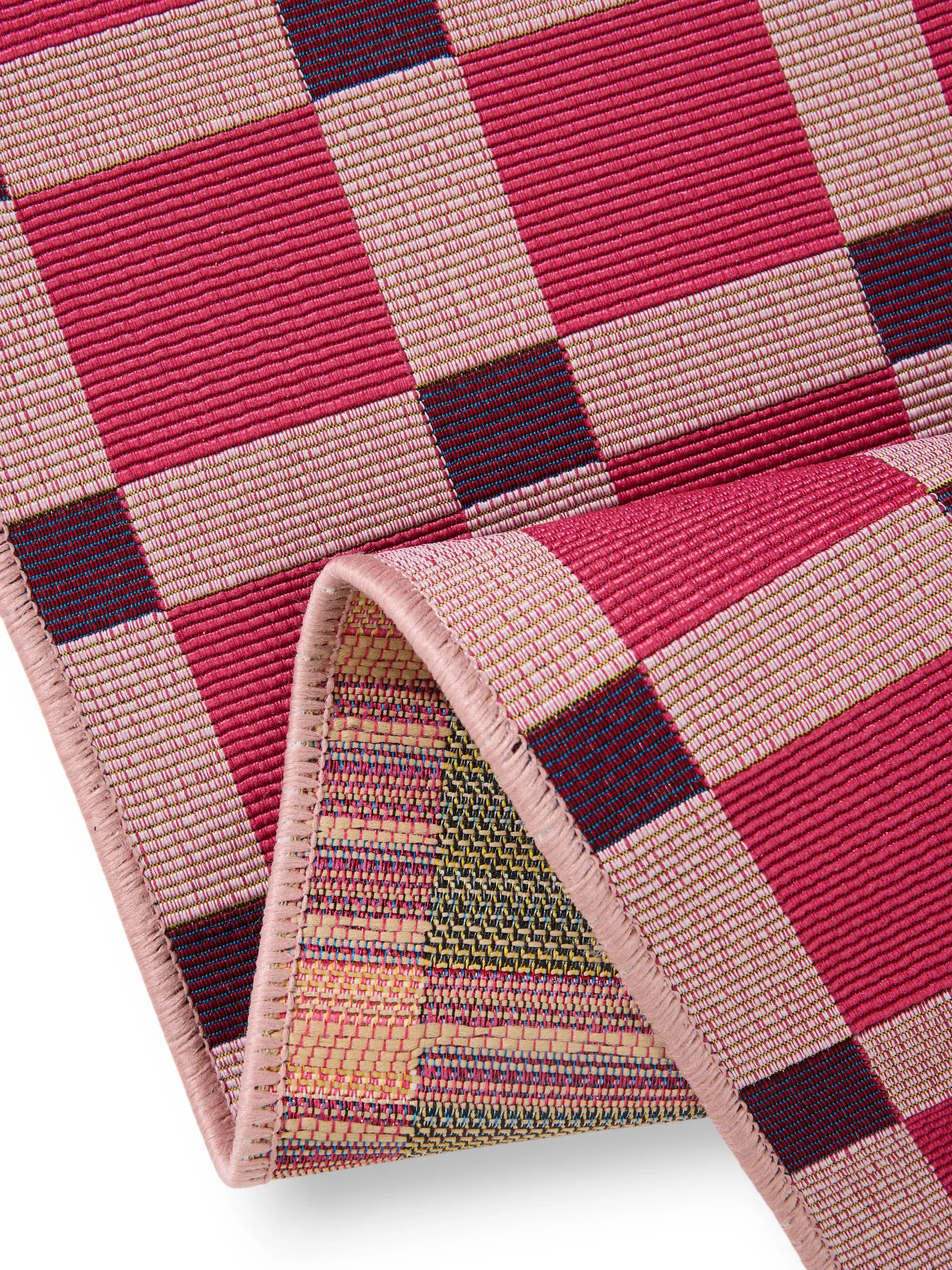 Teppich aus 76% Polypropylen, 23% Polyester, 1% Latex in Rosa mit 76% Polypropylen, 23% Polyester, 1% Latex hohem Flor von benuta Pop