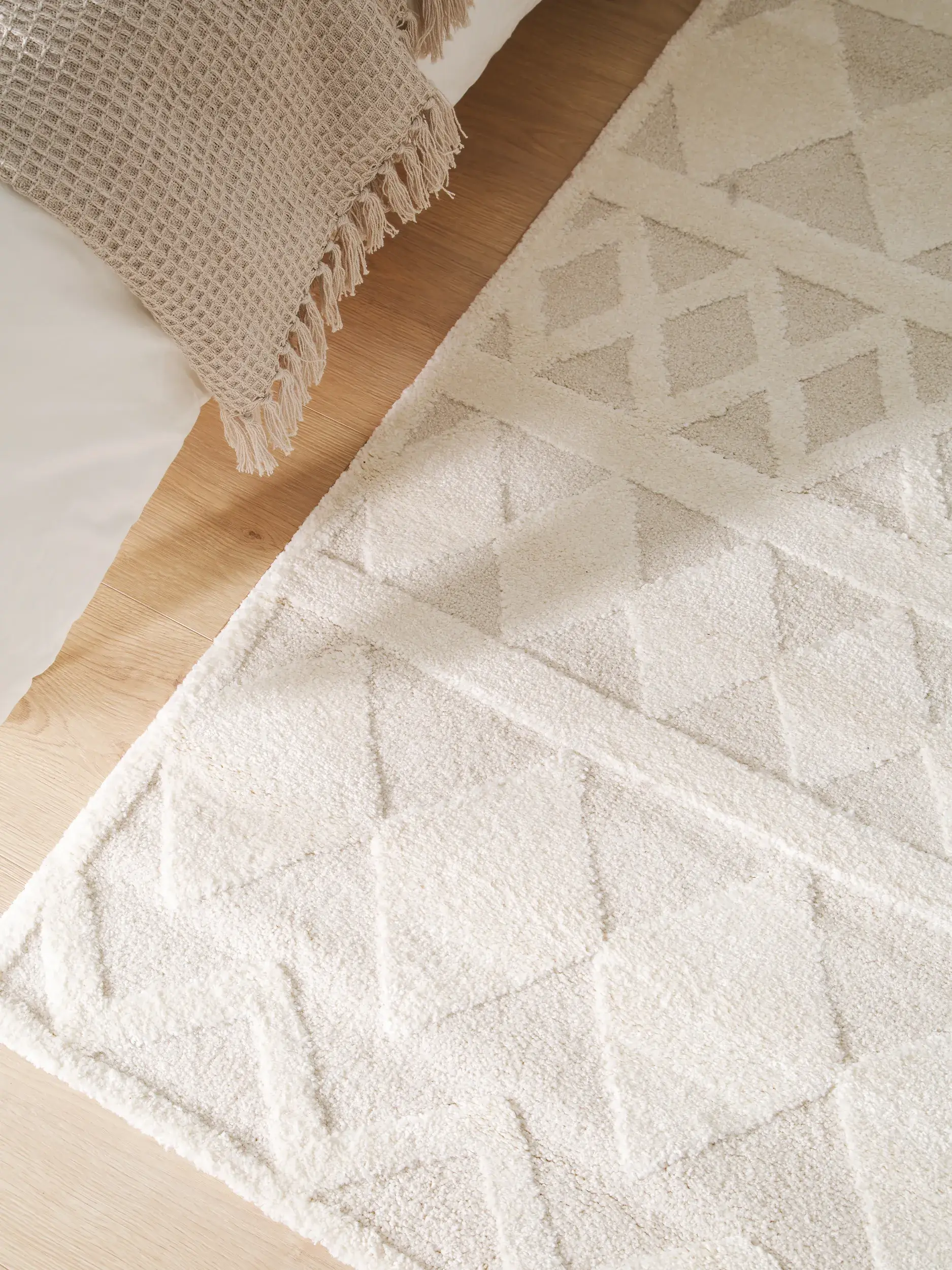 Matta av 60% Polypropen, 40% Polyester i Beige med 60% Polypropen, 40% Polyester hög lugg från Lytte