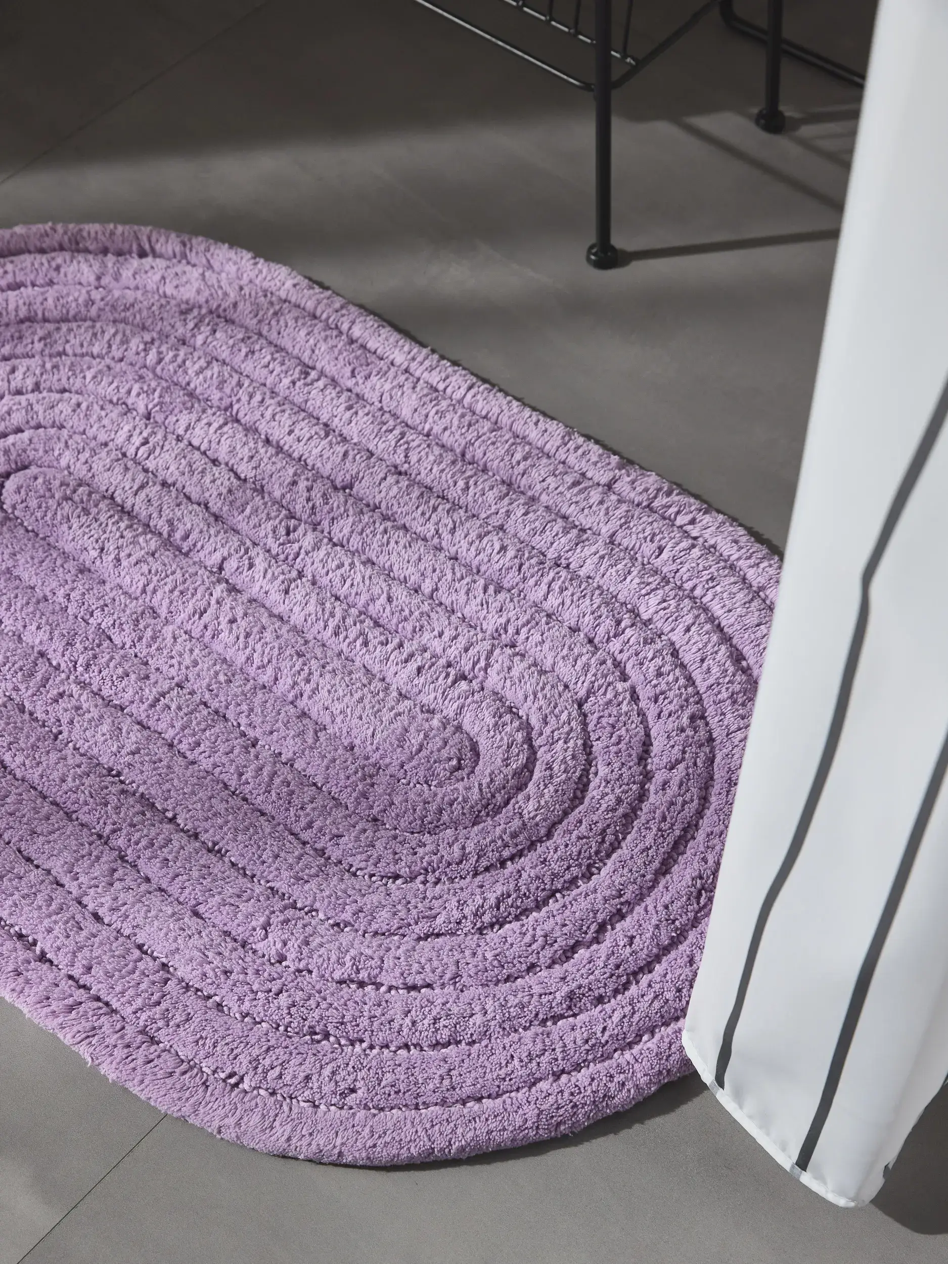 Badematte Nia Lila im Design Geometrisch aus 100% Baumwolle von benuta Pop