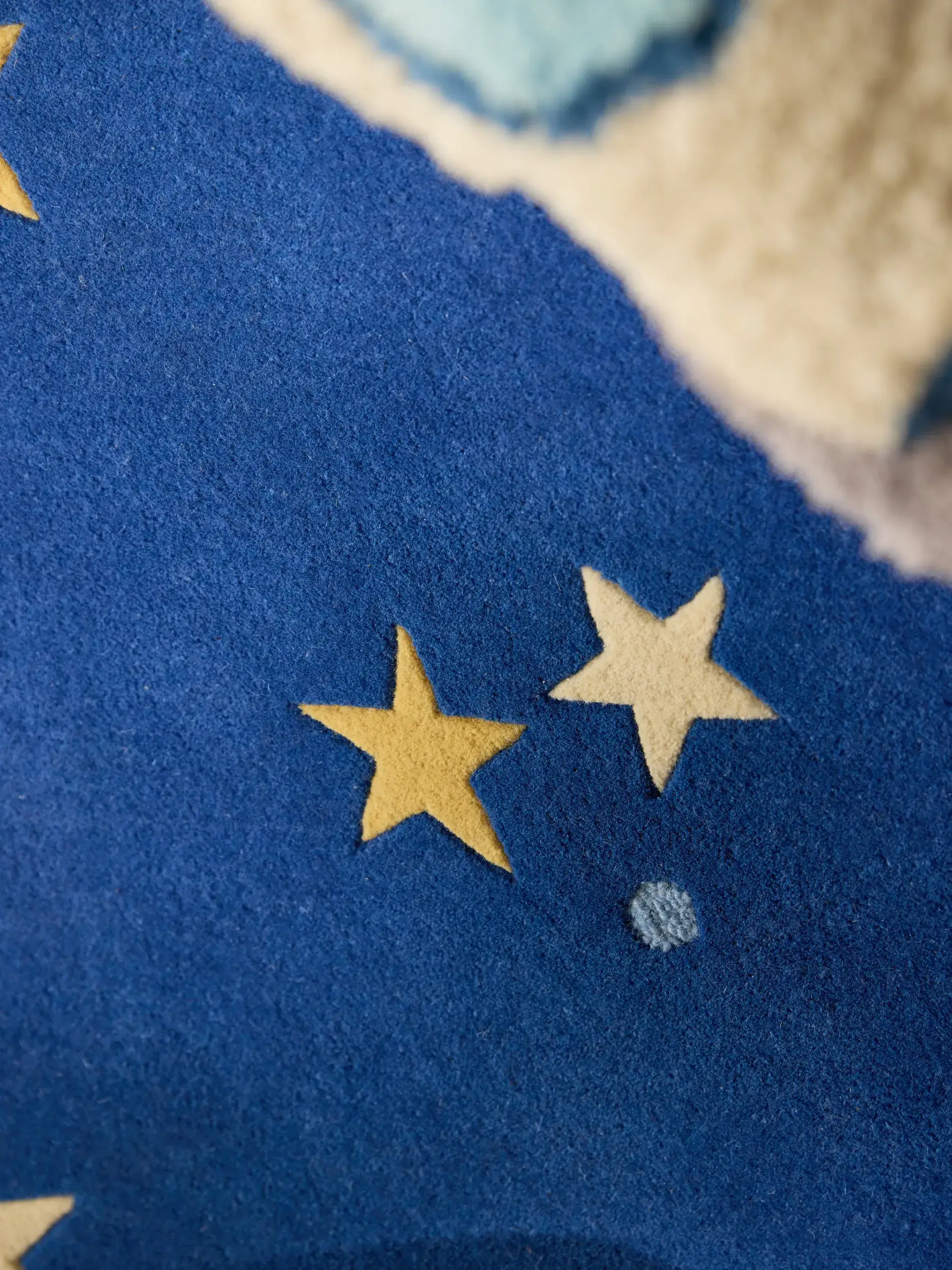 Teppich aus 100% Wolle in Blau mit 100% Wolle hohem Flor von Lytte