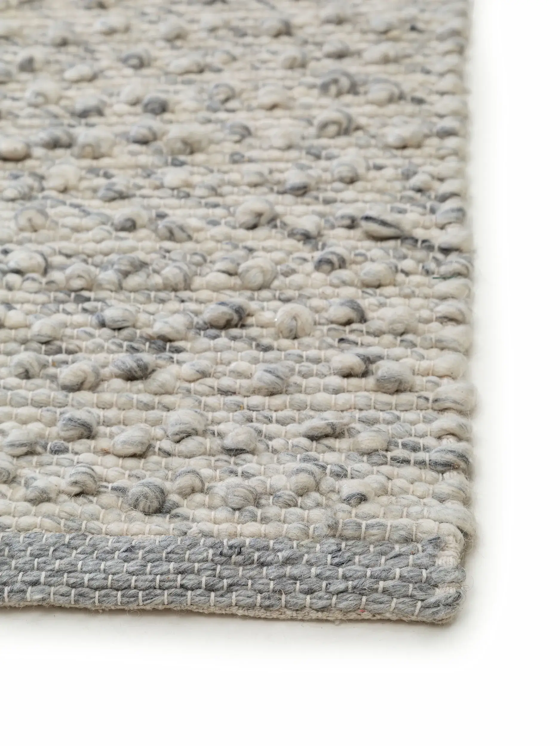Rug made of 40% Wolle, 30% Baumwolle, 20% Polyester, 10% Viskose in Grau with a 40% Wolle, 30% Baumwolle, 20% Polyester, 10% Viskose high pile by benuta Pure
