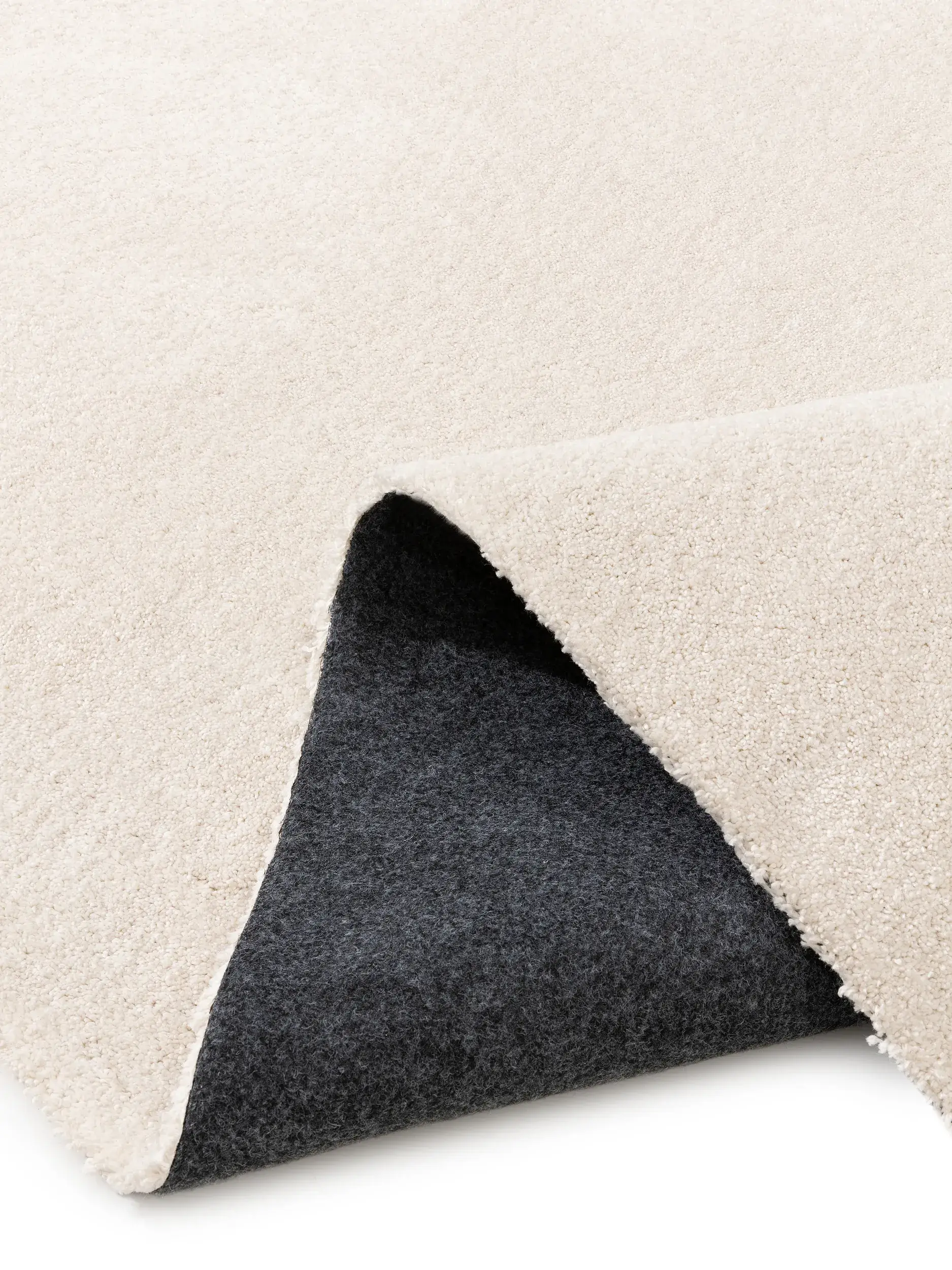 Teppich aus 100% Polyester (30% recycelt) in Weiß mit 100% Polyester (30% recycelt) hohem Flor von benuta Nest
