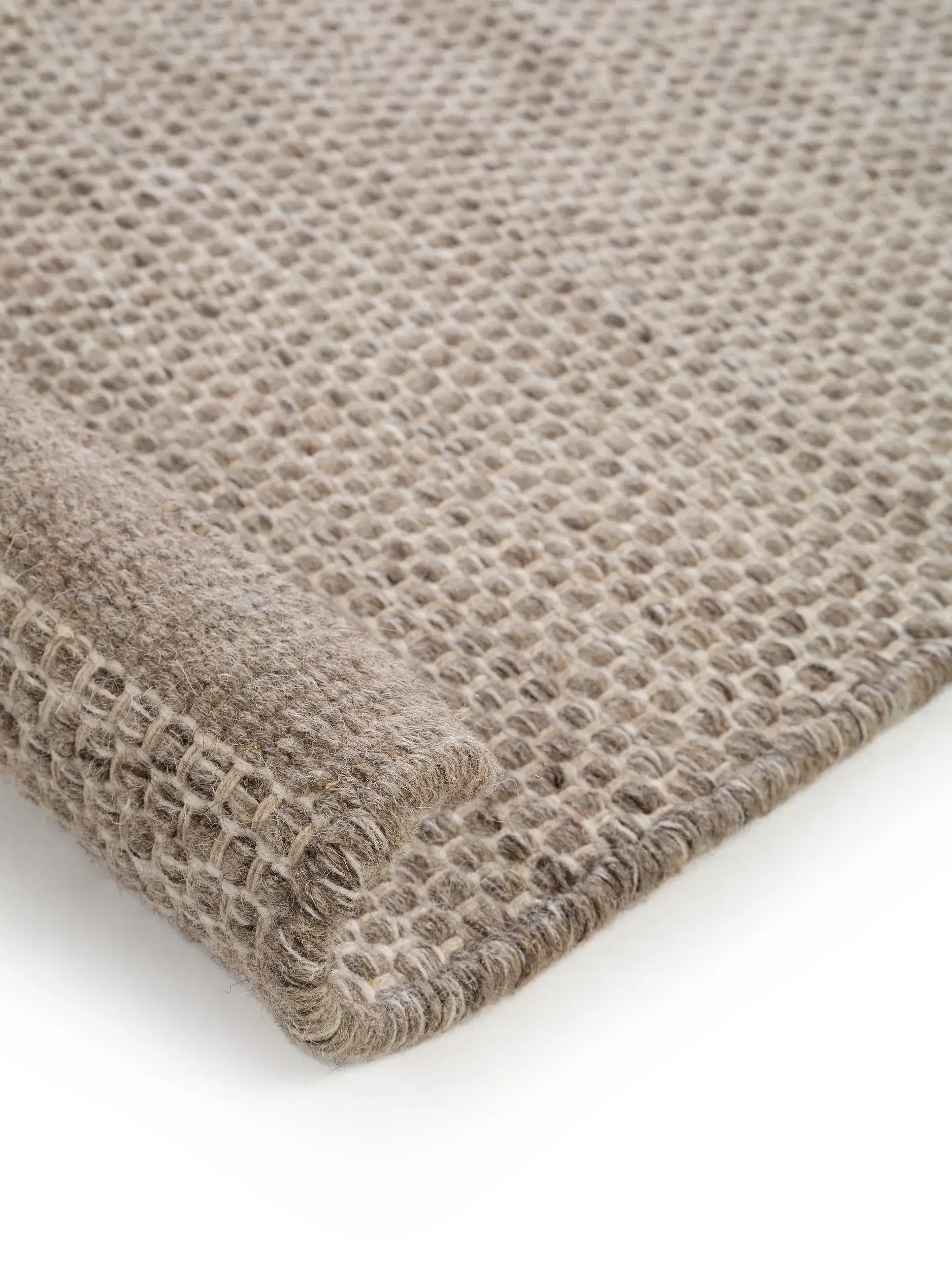 Teppich aus 80% Wolle, 20% Baumwolle in Taupe mit 80% Wolle, 20% Baumwolle hohem Flor von benuta Pure