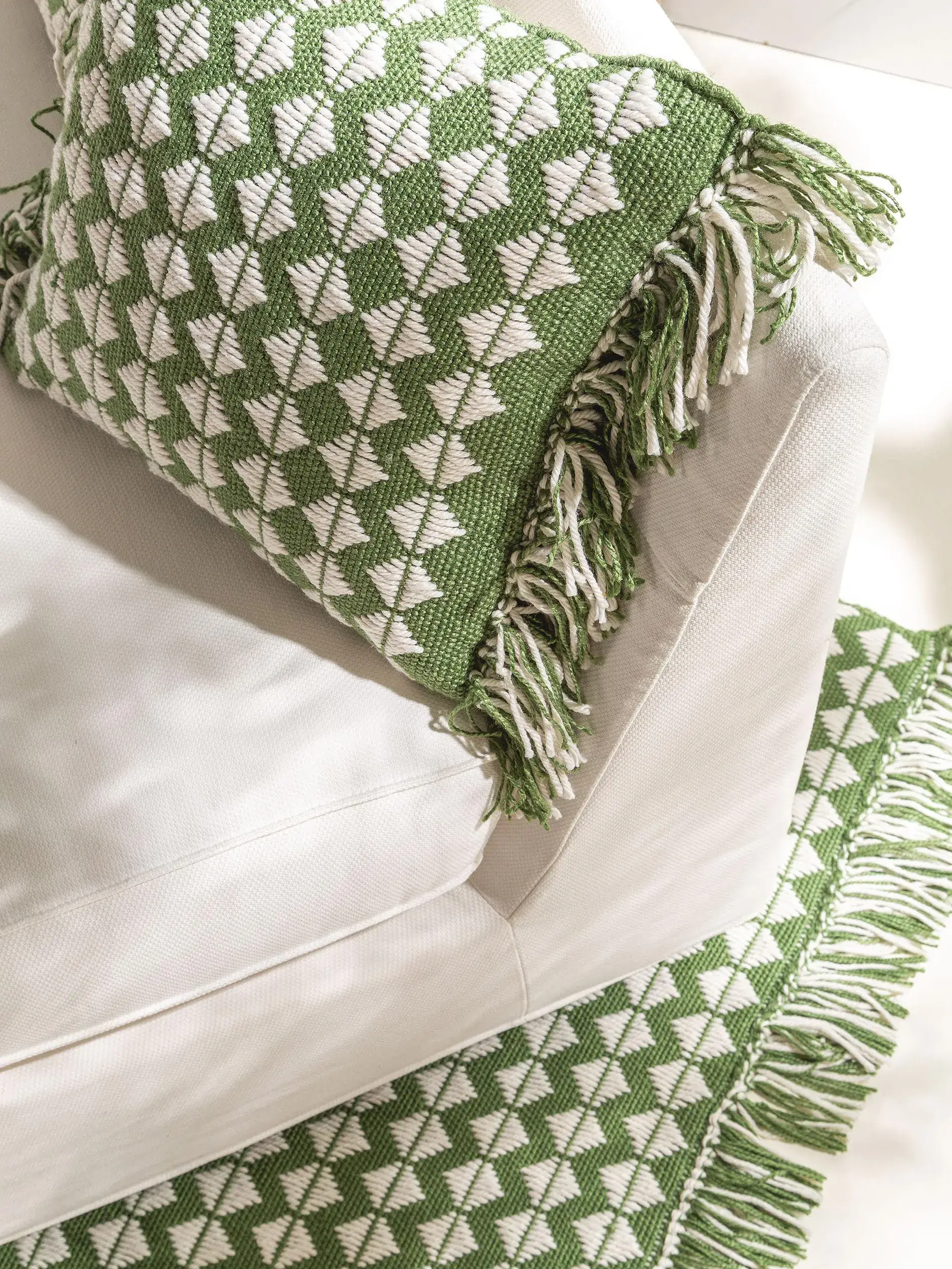 In- & Outdoor Kissen Morty Grün im Design Geometrisch aus 100% Polyester (recyceltes PET) von benuta Pure