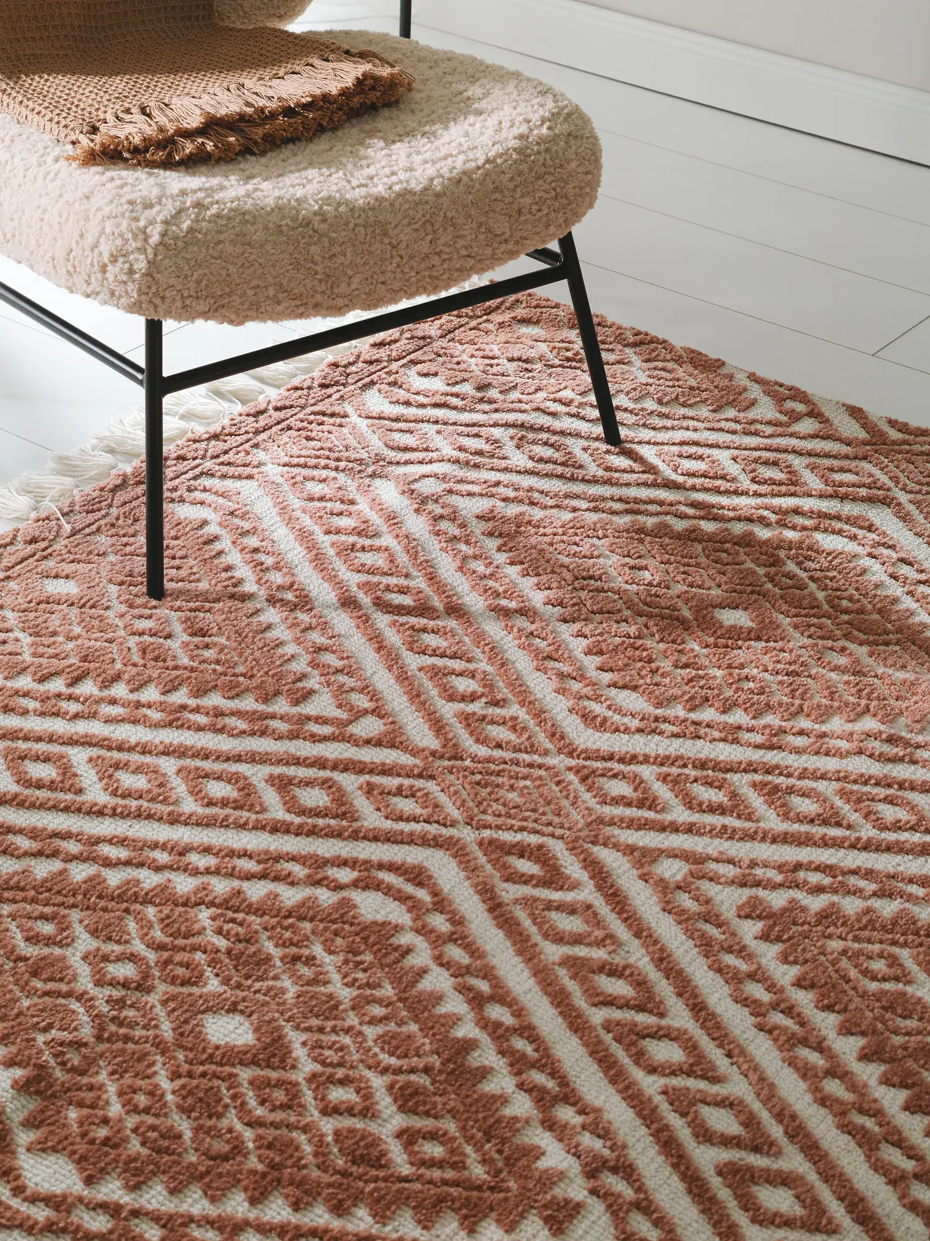 Rug made of 100% Polyester (Microfiber) in Rot with a 100% Polyester (Microfiber) high pile by benuta Nest