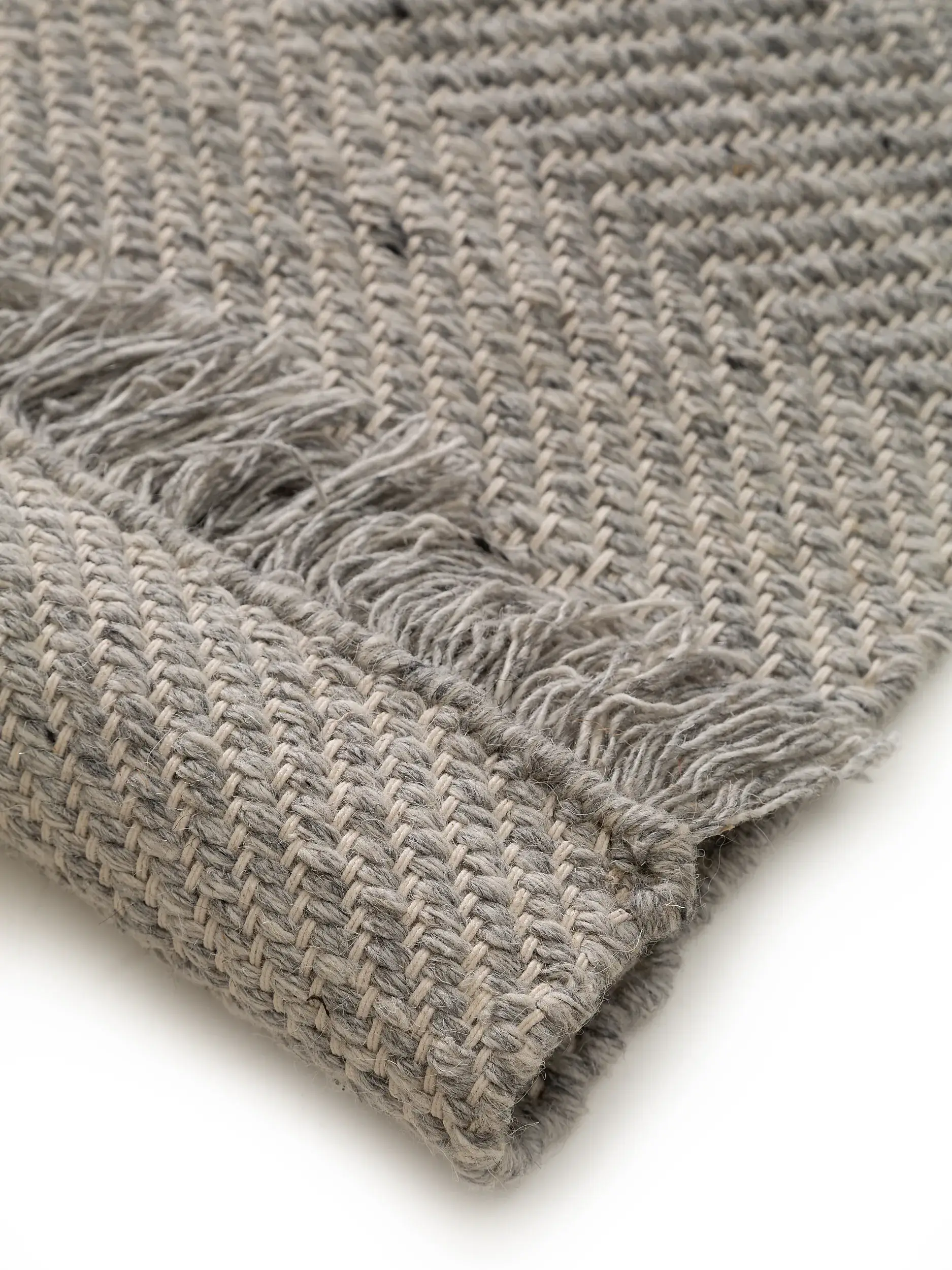 Teppich aus 60% Wolle, 20% Baumwolle, 20% Polyester in Grau mit 60% Wolle, 20% Baumwolle, 20% Polyester hohem Flor von benuta Pure