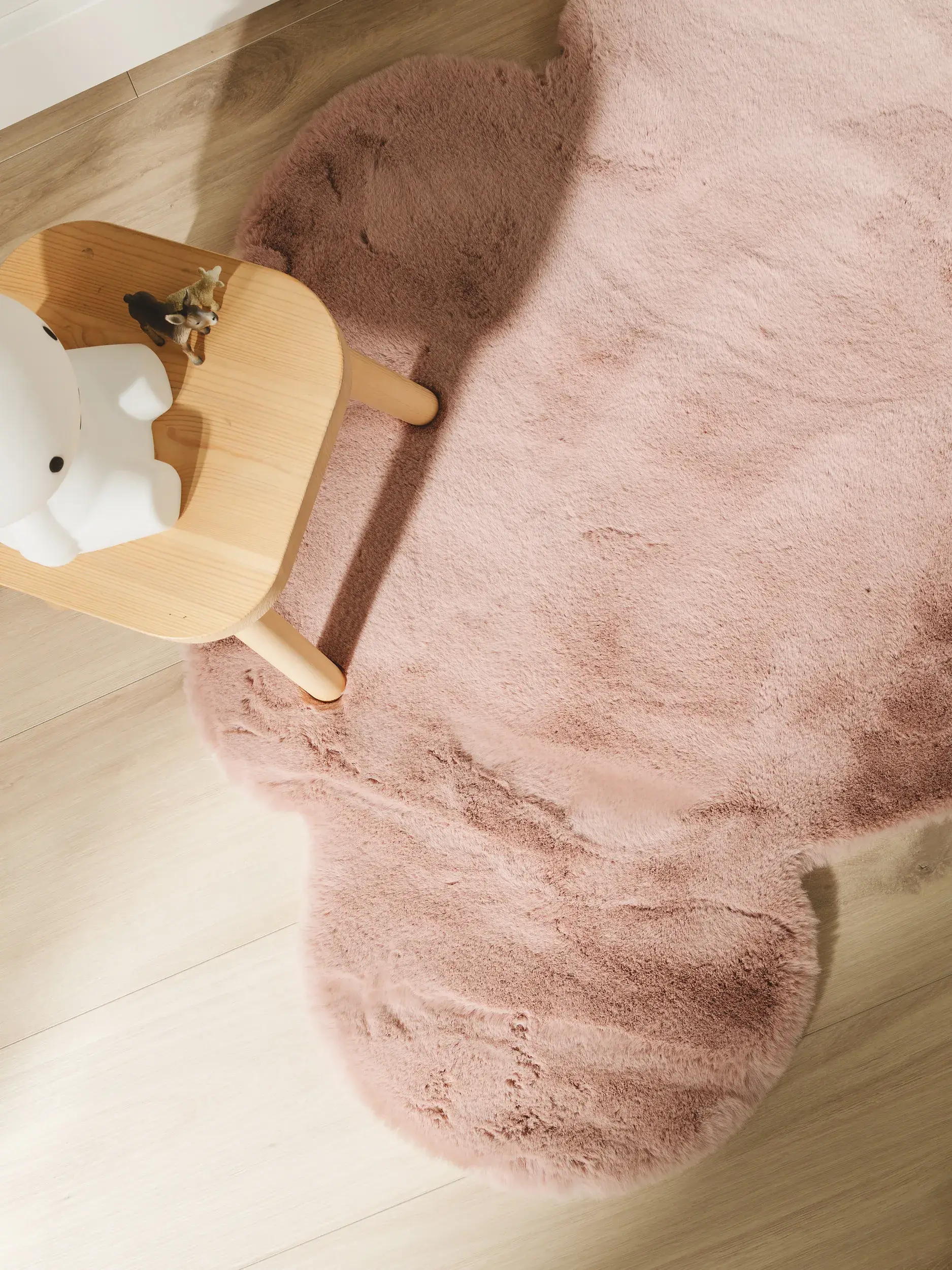 Rug made of 100% Polyester in Rosa with a 100% Polyester high pile by Lytte