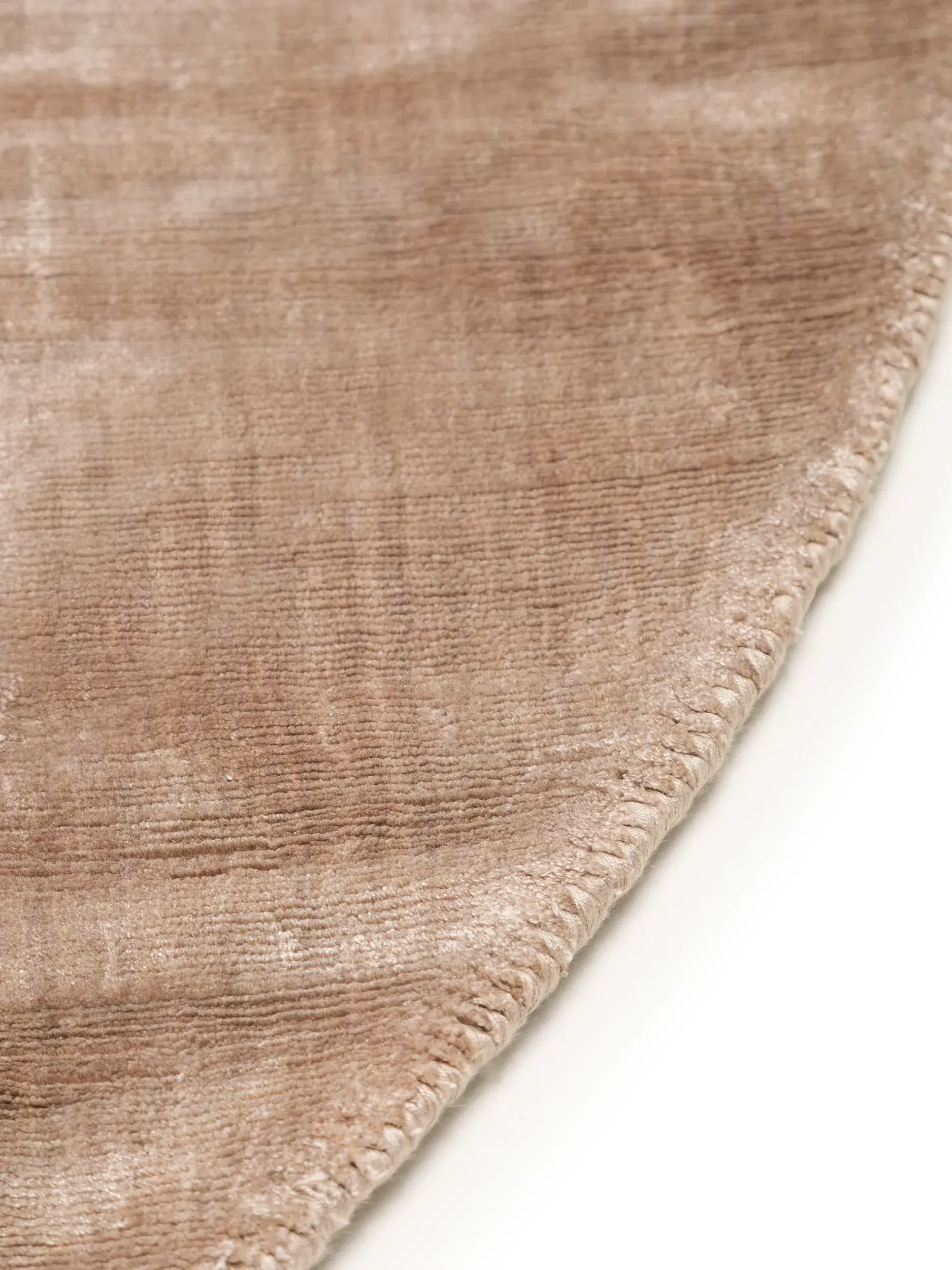 Alfombra Nela de 100% Viscosa en Taupe de benuta pure