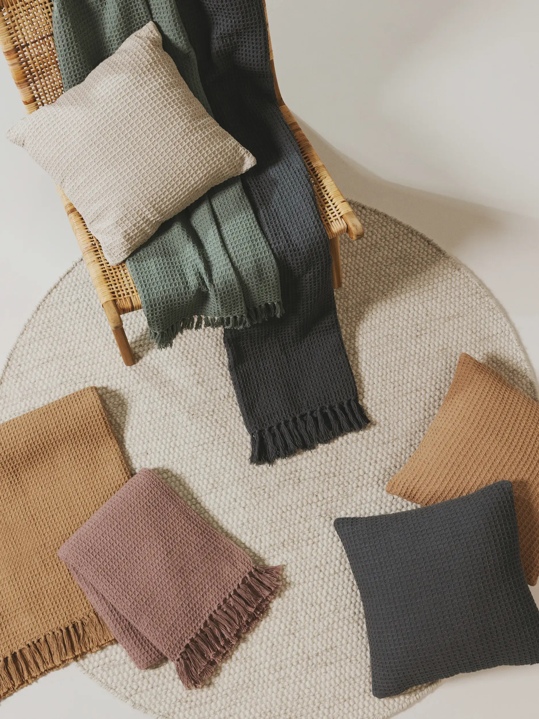 Baumwolldecke Amalia Dunkelgrau im Design  aus  von benuta Pure