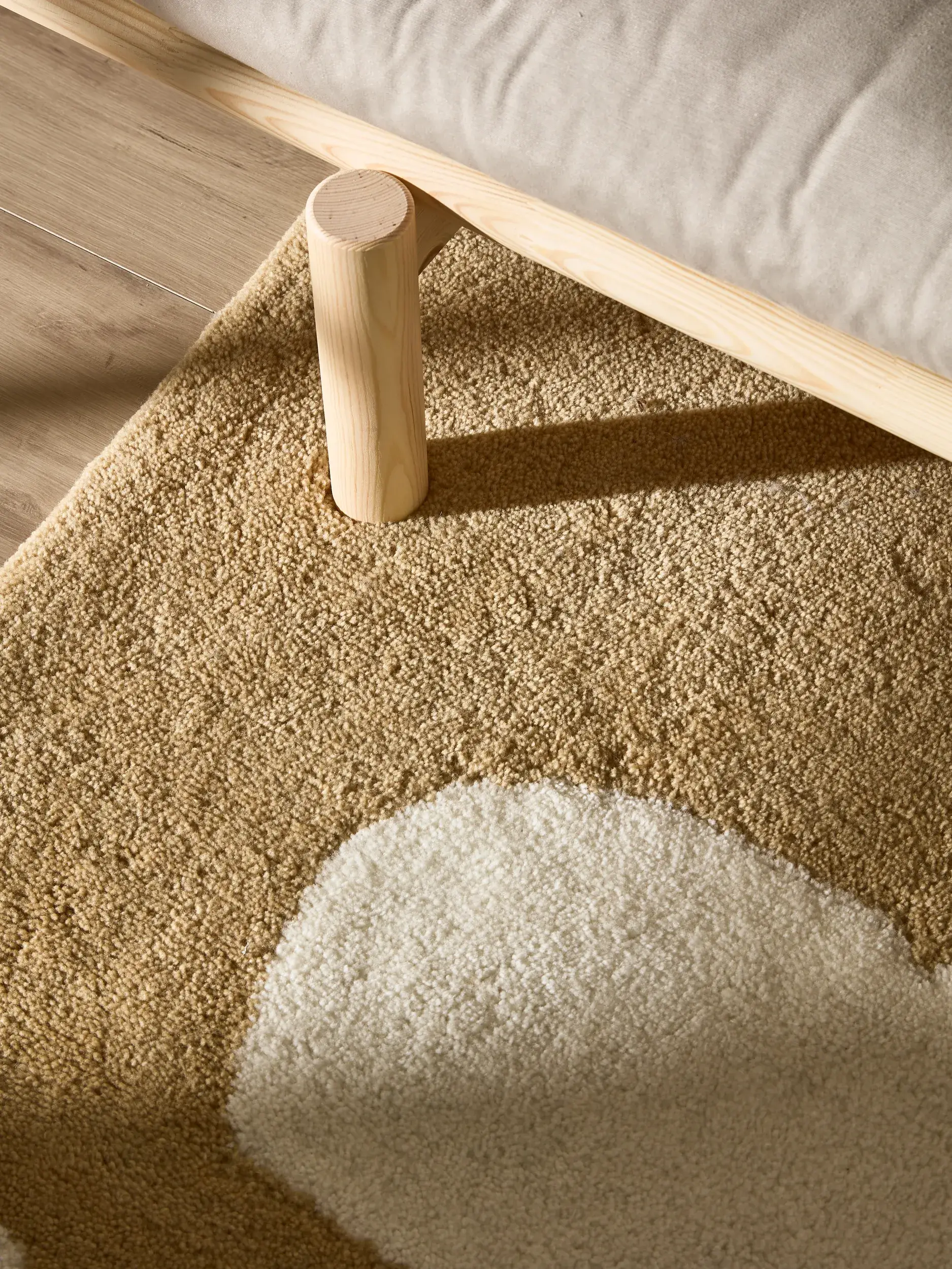 Teppich aus 100% Wolle (aus Neuseeland) in Beige mit 100% Wolle (aus Neuseeland) hohem Flor von Lytte