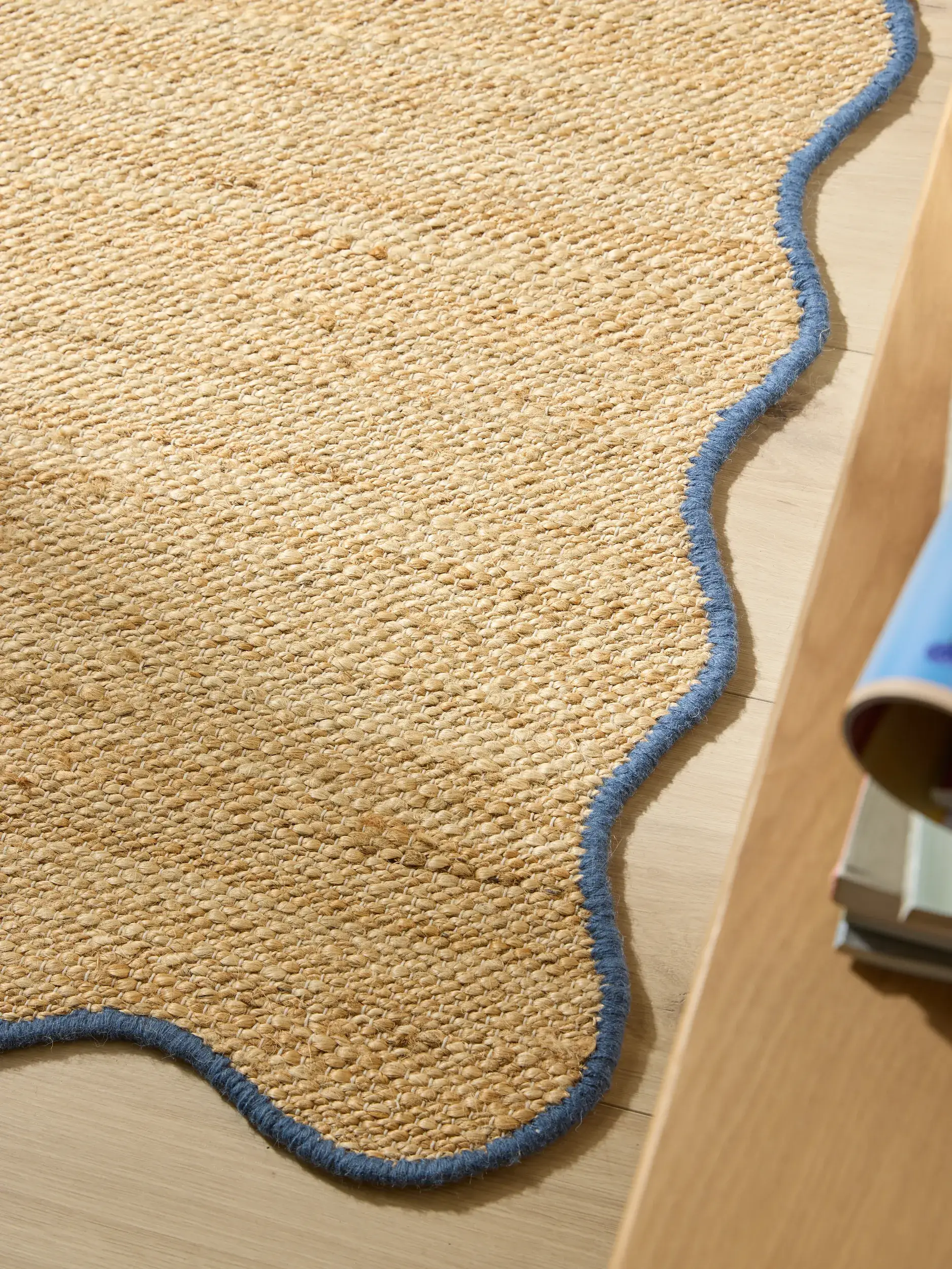 Rug made of 91% Jute, 4% Cotton, 3% Wool, 2% Polyester in Blue with a 91% Jute, 4% Cotton, 3% Wool, 2% Polyester high pile by benuta Pop