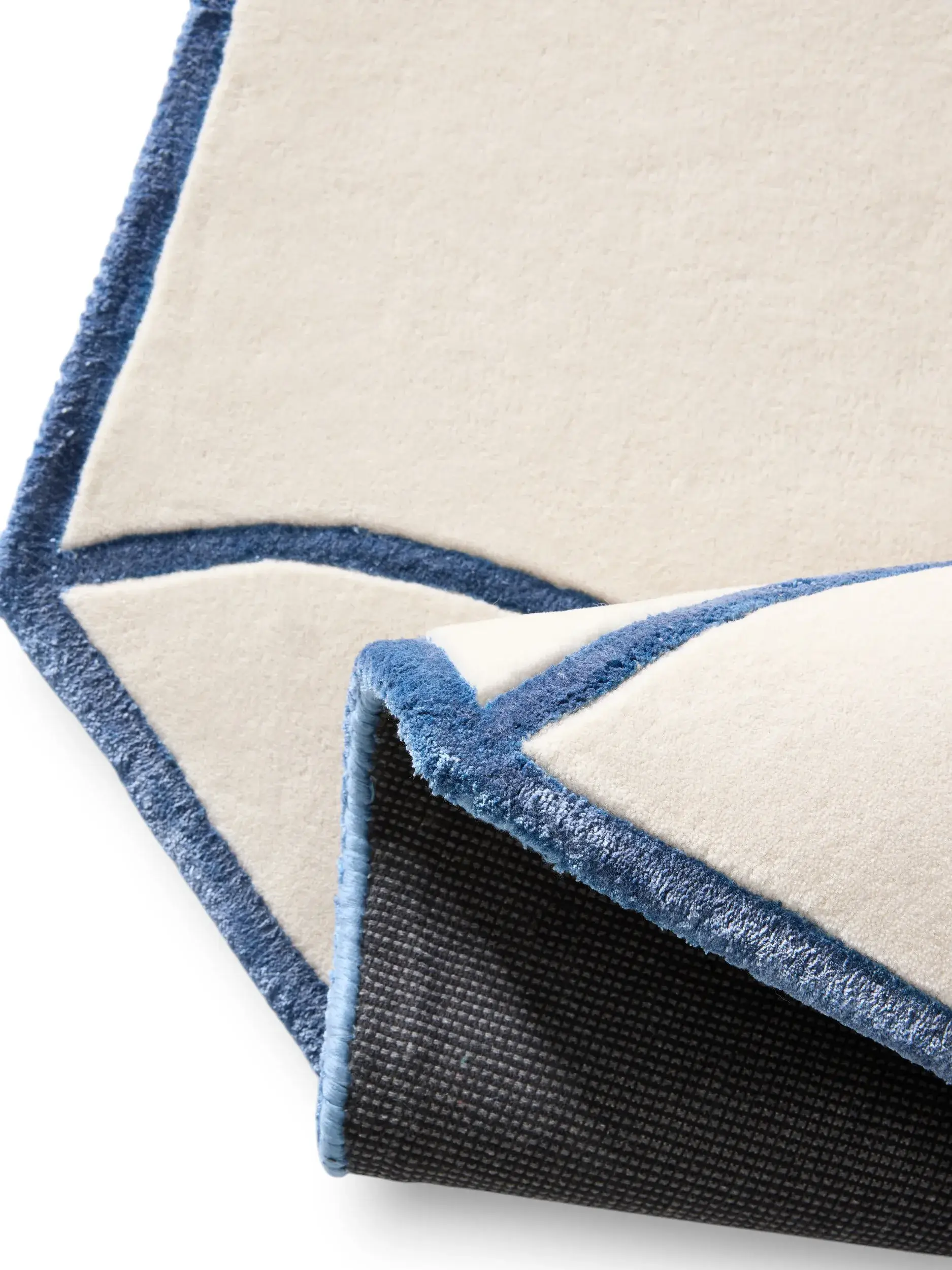 Rug made of 85% Wool, 15% Lyocell (Tencel™) in Beige with a 85% Wool, 15% Lyocell (Tencel™) high pile by benuta Finest