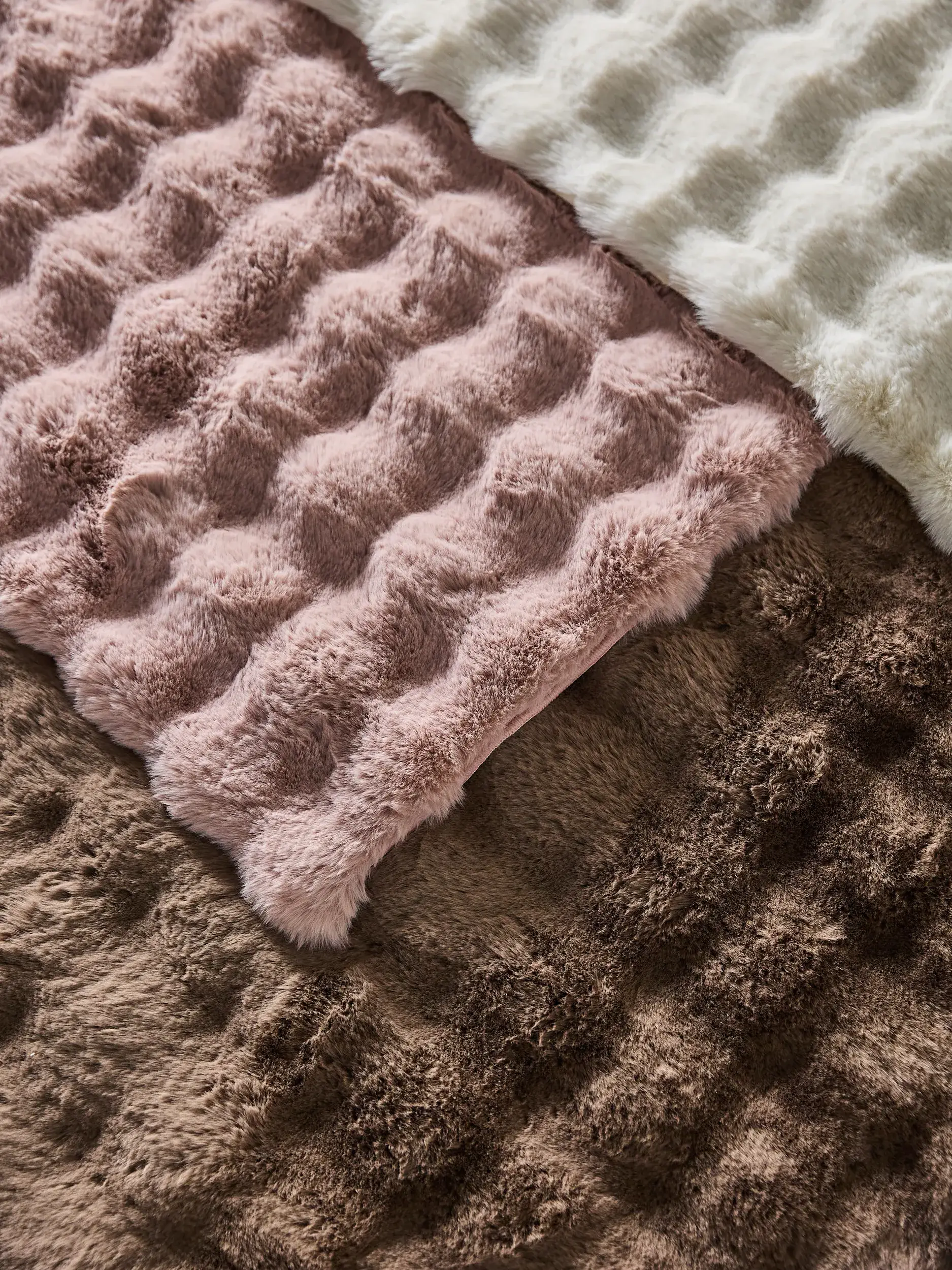 Rug made of 100% Polyester in Rosa with a 100% Polyester high pile by benuta Nest