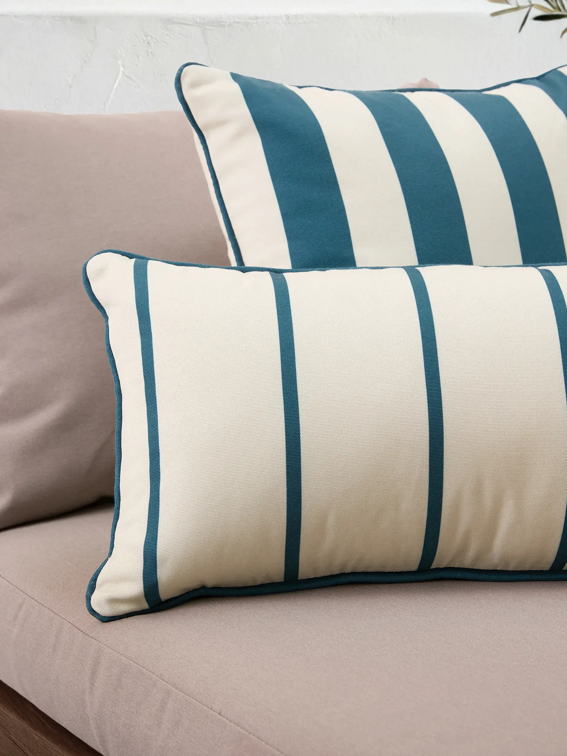 In- & Outdoor Cushion Reed Petrol by benuta Nest