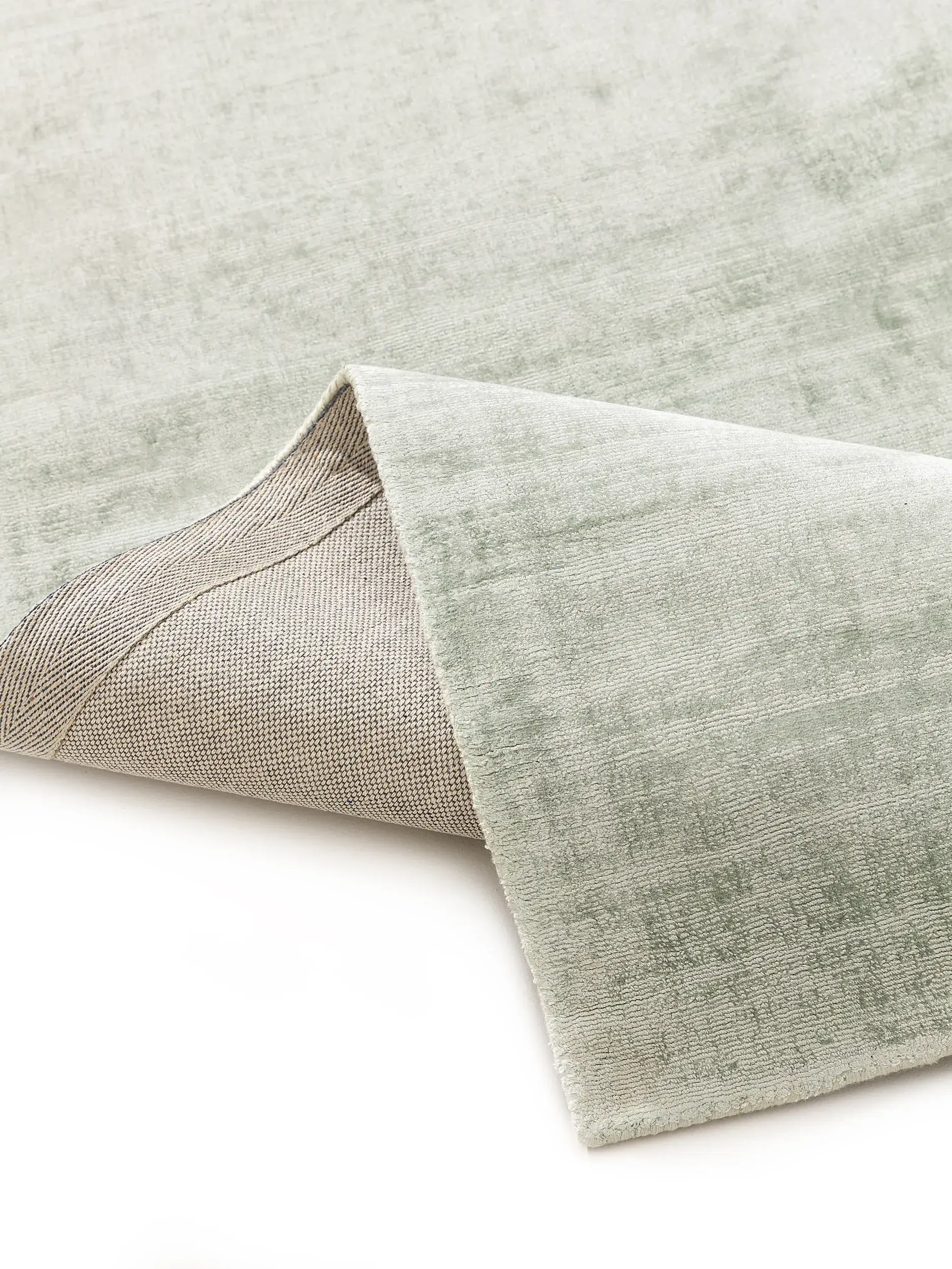 Teppich aus 100% Viskose in Grün mit 100% Viskose hohem Flor von benuta Pure