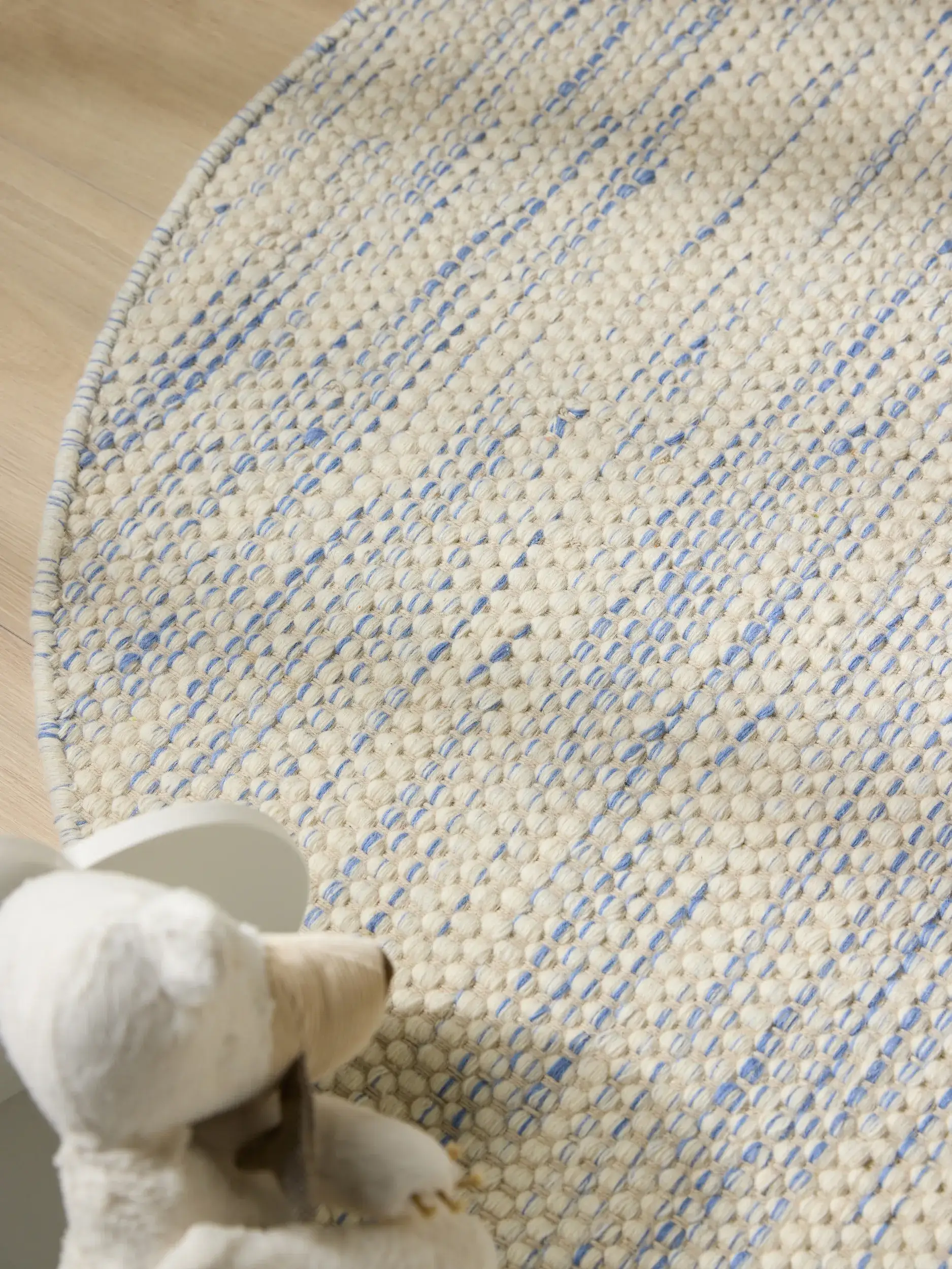 Teppich aus 100% Wolle (aus Neuseeland) in Blau mit 100% Wolle (aus Neuseeland) hohem Flor von Lytte