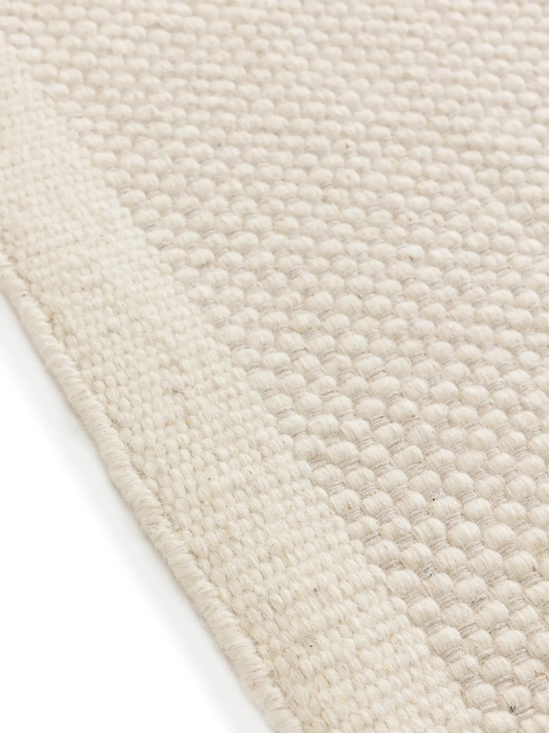 Teppich aus 80% Wolle, 20% Baumwolle in Weiß mit 80% Wolle, 20% Baumwolle hohem Flor von benuta Pure