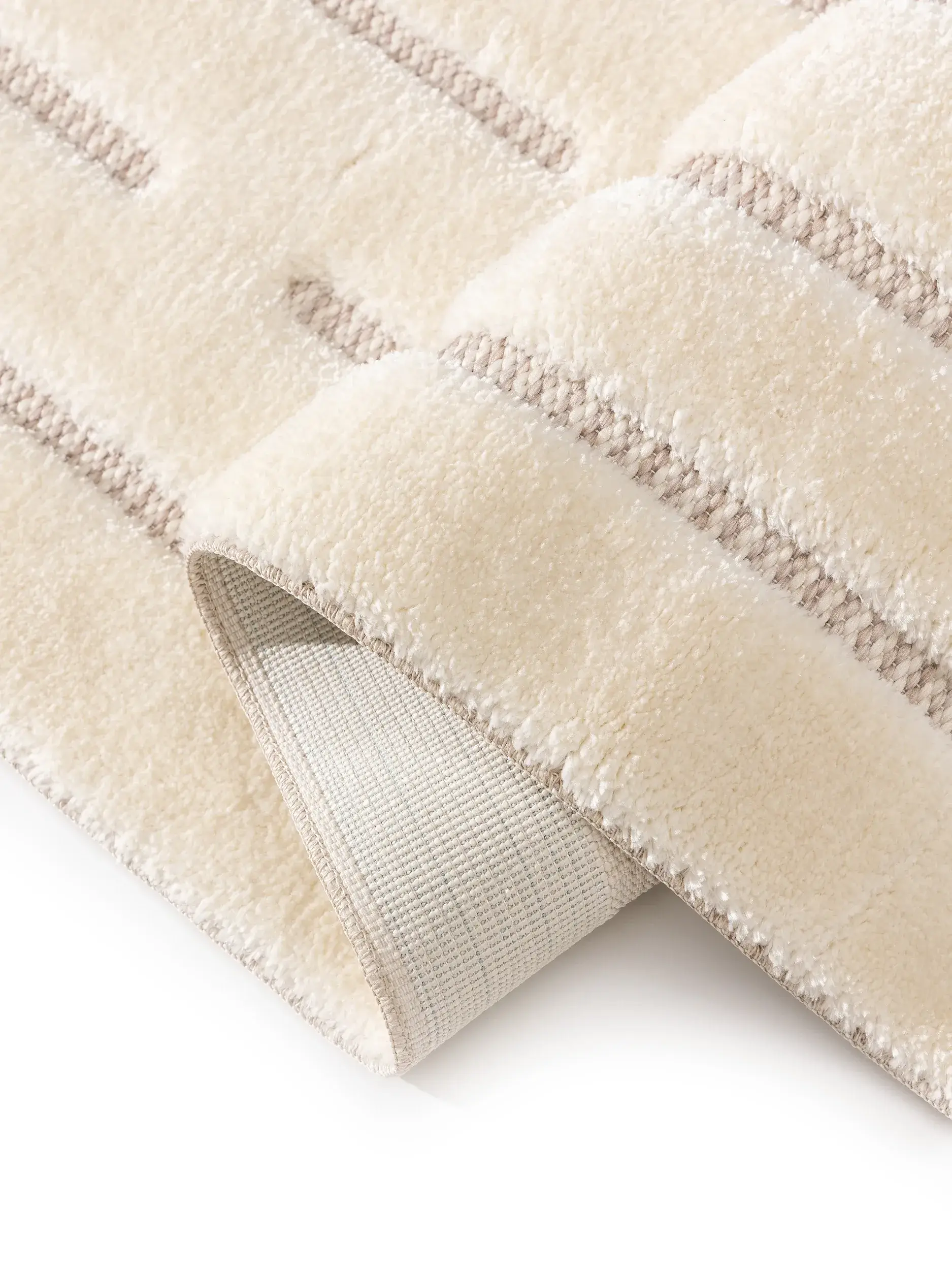 Matto 63% Polyester, 37% Polypropylena värissä Weiß 63% Polyester, 37% Polypropylen korkealla nukalla merkiltä benuta Basic