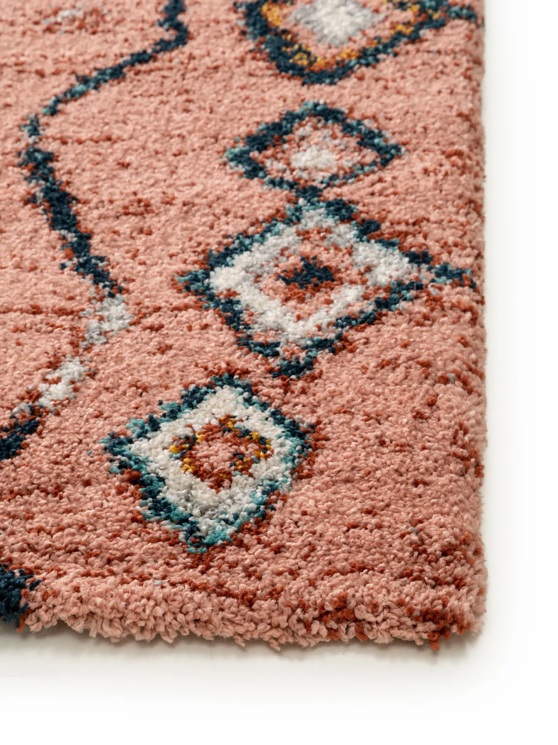 Rug made of 100% Polypropylen in Rosa with a 100% Polypropylen high pile by benuta Nest