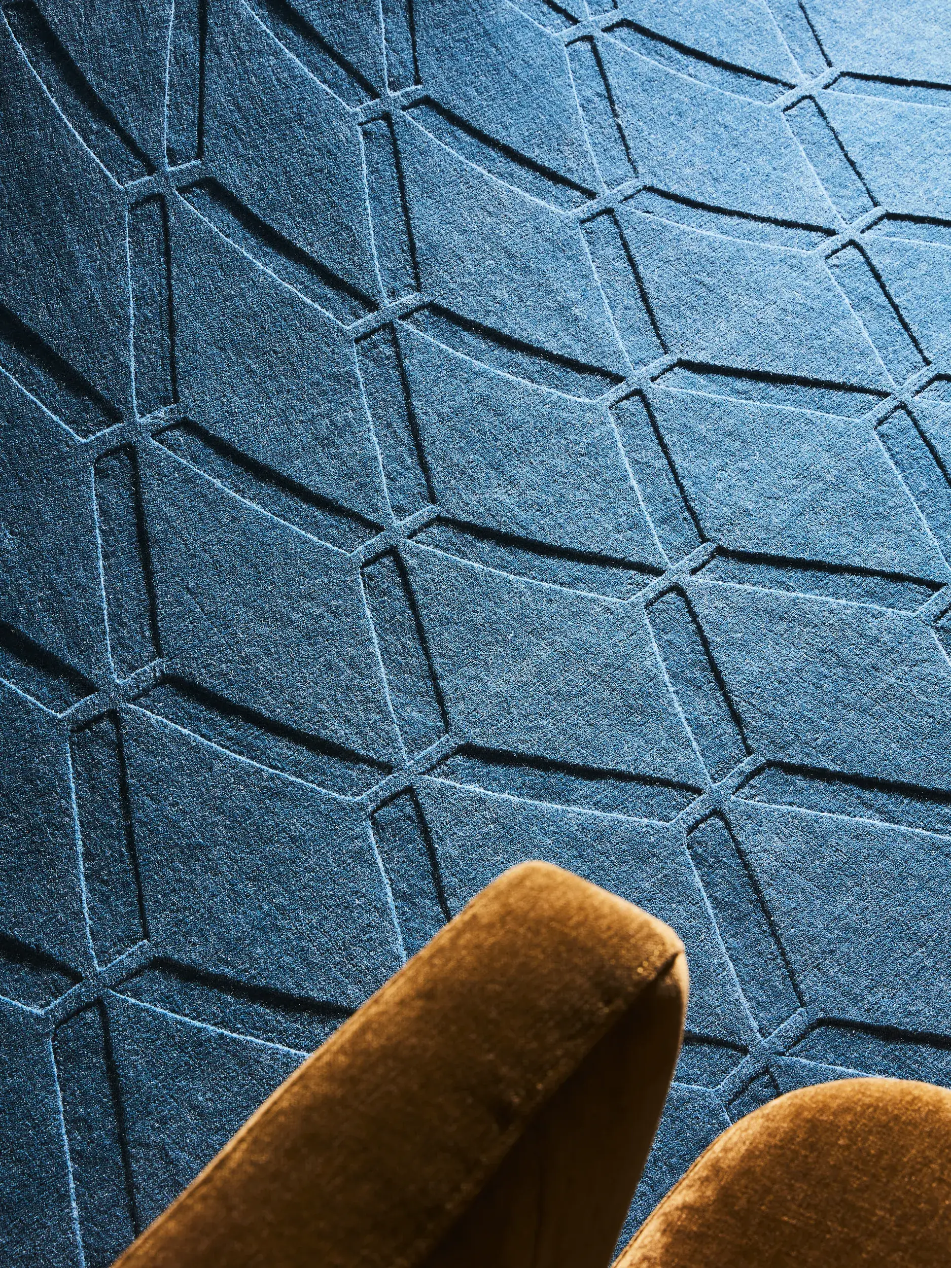 Teppich aus 50% Wolle, 50% Viskose in Blau mit 50% Wolle, 50% Viskose hohem Flor von benuta Finest