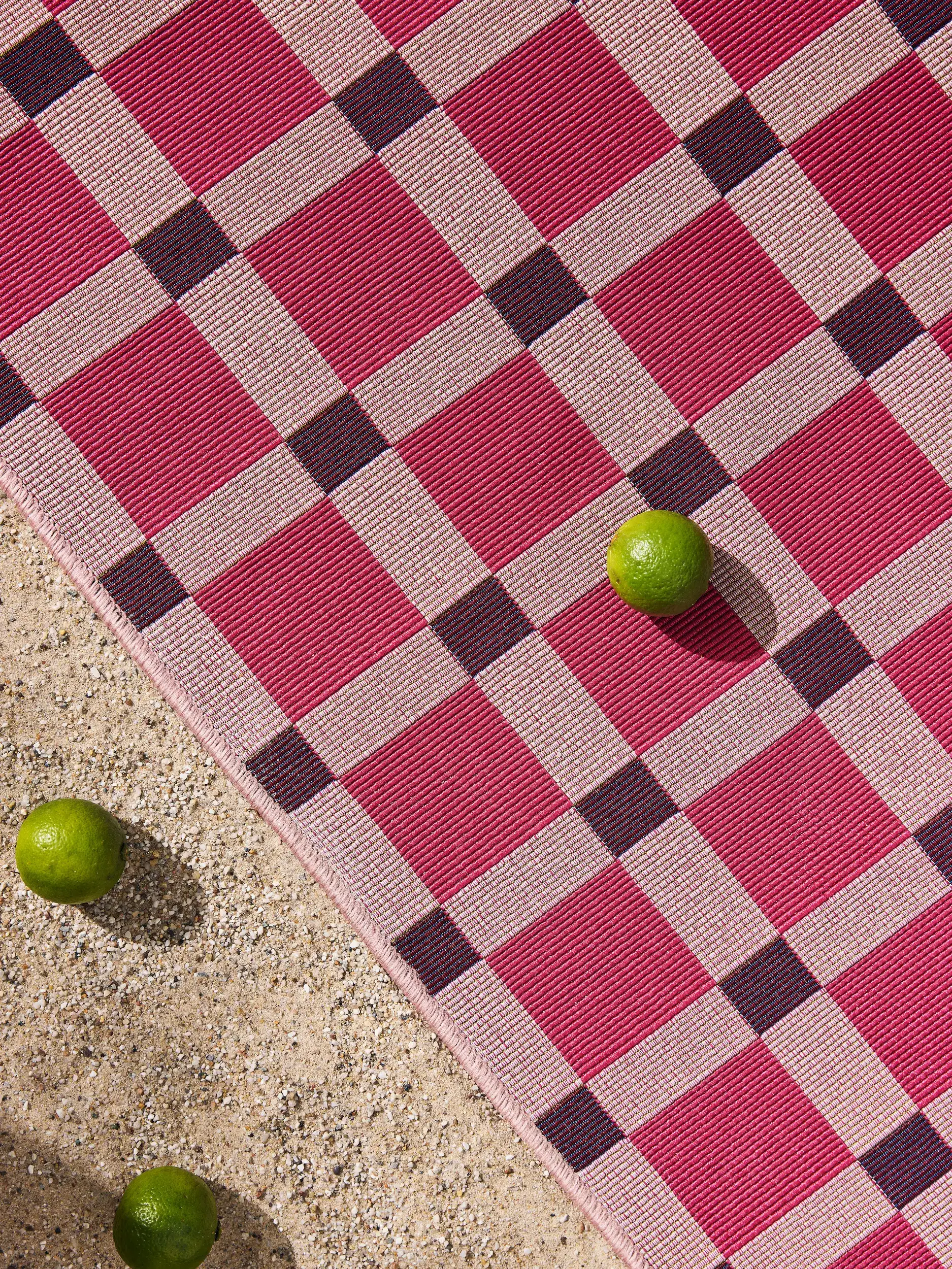 Rug made of 76% Polypropylen, 23% Polyester, 1% Latex in Rosa with a 76% Polypropylen, 23% Polyester, 1% Latex high pile by benuta Pop